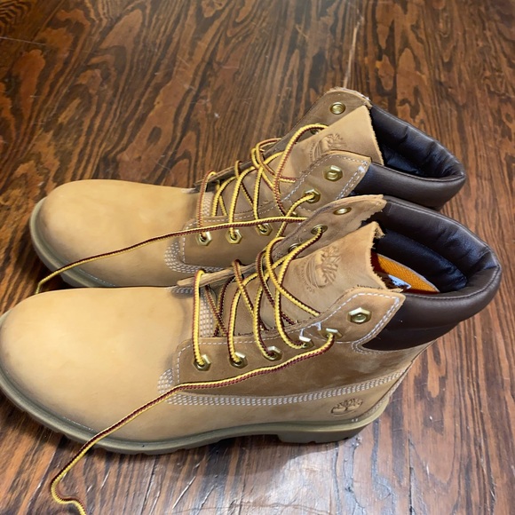 Timberland Classic 6 inch Boots - Picture 3 of 4